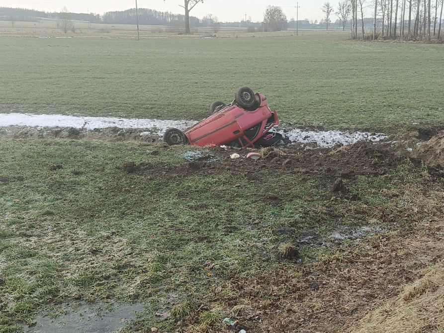 Kierująca straciła panowanie nad pojazdem. Opel się wywrócił